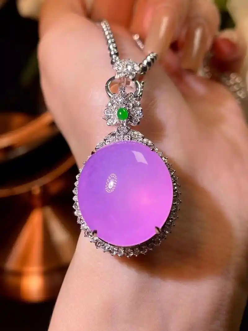 冰紫翡翠鸽子蛋吊坠 紫罗兰鸽子蛋面吊坠,翠色绝美,品质感十足,佩戴