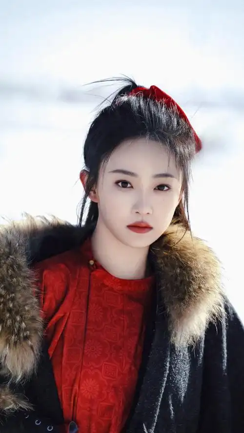 雪地中驰骋的红衣侠女    #吴佳怡雪地玫瑰妆