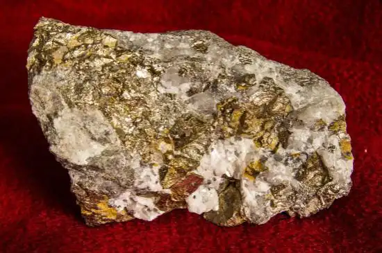 矿石金顾名思义,是产于矿石之中的黄金,并不会发生掉色的情况.