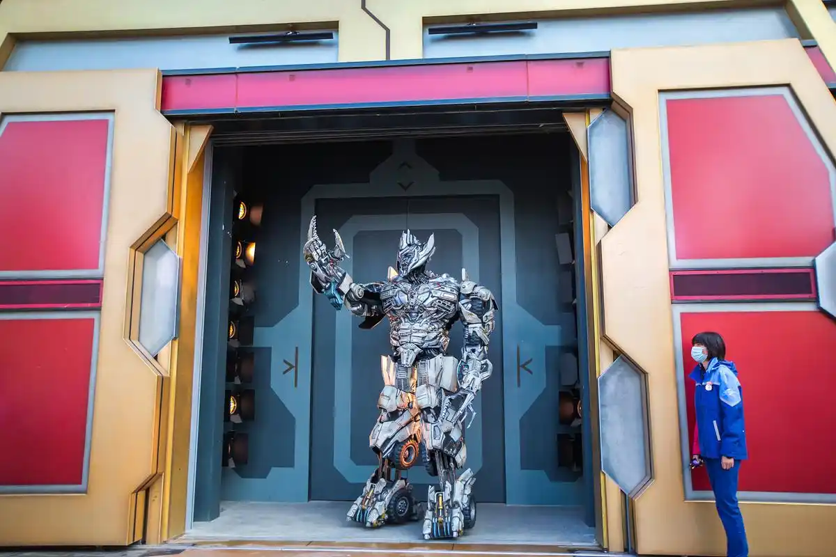 国庆七天威震天与琳娜贝尔隔空对决环球影城和迪士尼谁更受欢迎