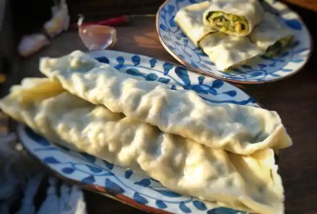 比韭菜盒子更简单的菜卷子无需发面半个小时蒸一锅真好吃