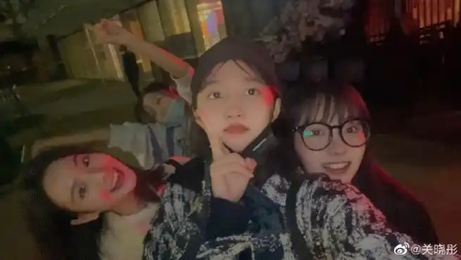 关晓彤晒九宫格闺蜜合影