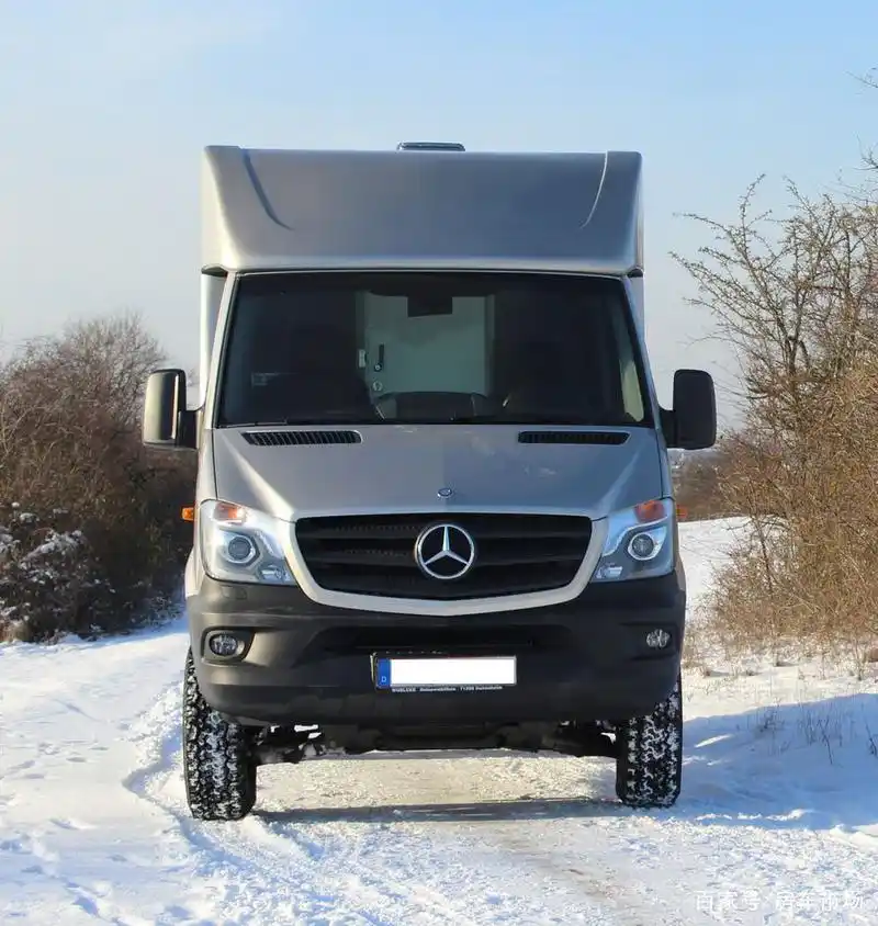 奔驰四驱小额头房车,柴油机强动力越野胎,应对雪地复杂路况