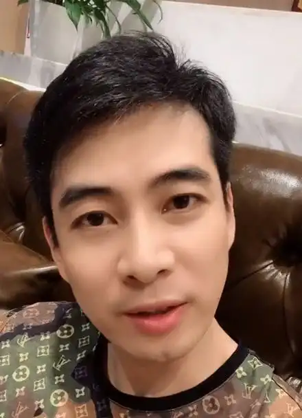 真实素材三十多岁男人照全套高清的照片,同一个人的日常照