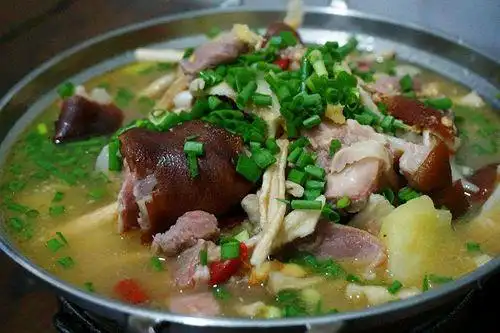 什么炖腊猪脚比较好吃(腊猪脚这样炖香飘四溢)