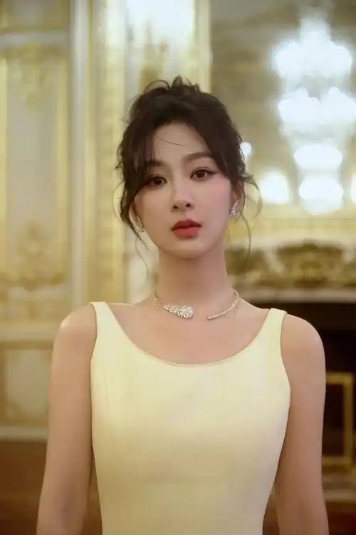 杨紫黄色吊带裙大片瘦得锁骨清晰可见展现纯欲魅力