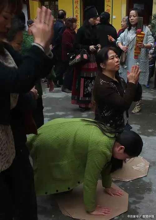 虔诚的磕头上香姿势:尊敬与信仰的表达方式