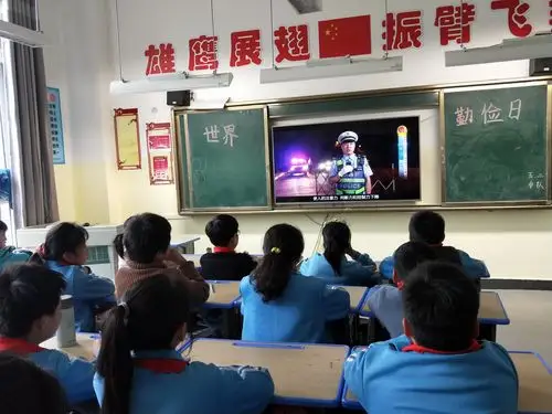 荣华小学组织观看交通安全教育片《生命没有重来》