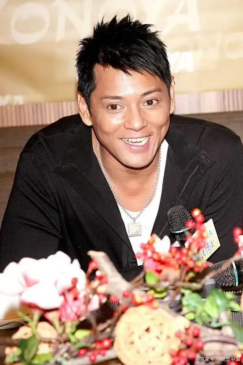 莫少聪回港探母顺便带女儿吃鱼蛋,婚姻不离反合,生活安稳乐逍遥