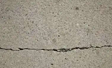 导致混凝土硬化时收缩量增加,结构出现网状或长短不一的不规则裂缝