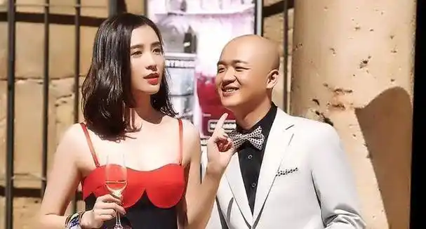 宋佳:被4个男人爱慕,却跟5婚导演同居,如今孤身一人的她后悔吗