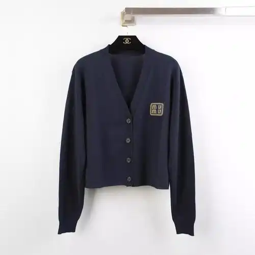 缪缪女装2024秋季新款针织开衫v字领胸章高品质版本短款羊毛衫女