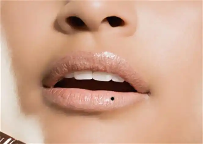女人下嘴唇有痣别碰 女人下嘴唇长痣代表什么(财运好)