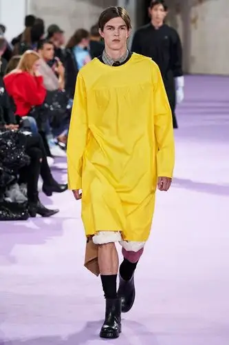 男士衣橱里的连衣裙正式从令人震惊的排放转变为明显的时尚潮流.