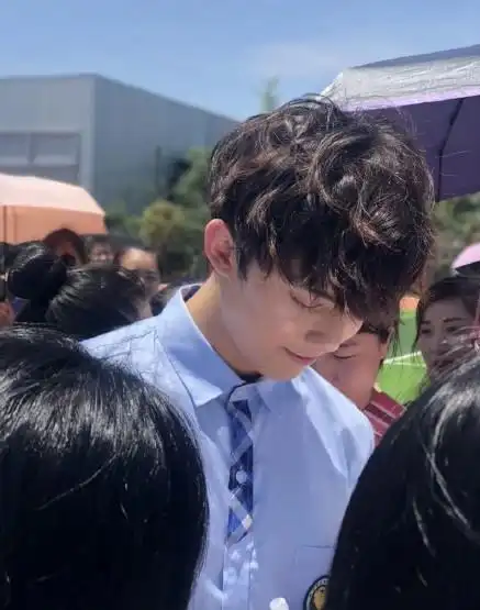 吴磊返校参加毕业典礼,整个班的同学都在等他的合影签名