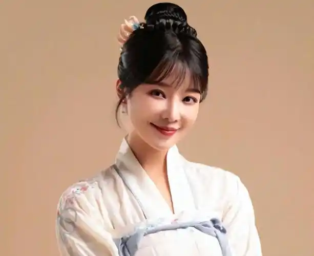 回顾央视主持人胡蝶:嫁大12岁导演生下一儿女,直言不辜负自己