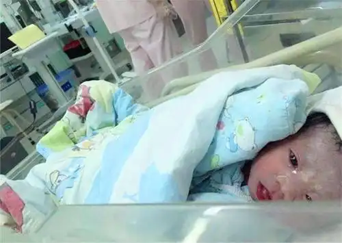 这种白色物质,就是我们常说的"胎脂",所谓胎脂,便是婴儿刚出生之后