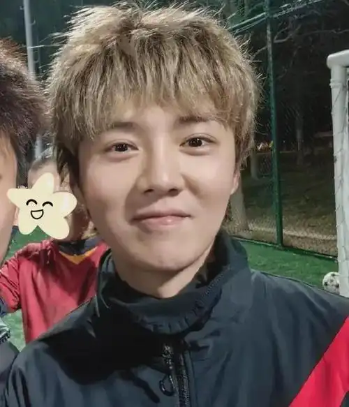 鹿晗踢球被偶遇,脸小皮肤白,网友:这哪像33岁的人,太嫩了吧!