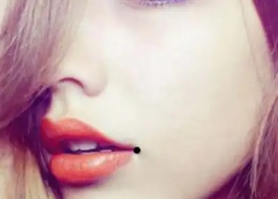 嘴唇右上方有痣的女人代表什么