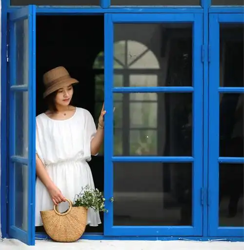 你在窗前看风景而我却在欣赏你