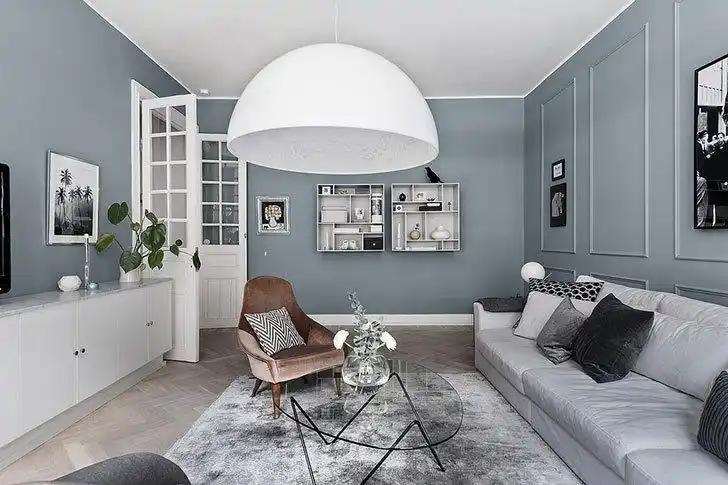 优雅的线条与大胆但凉爽的雾霾蓝墙壁相结合莫兰迪色展现出强大的