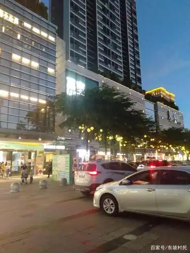 夜幕下繁华的南联地铁站,人流如织,交辉相映