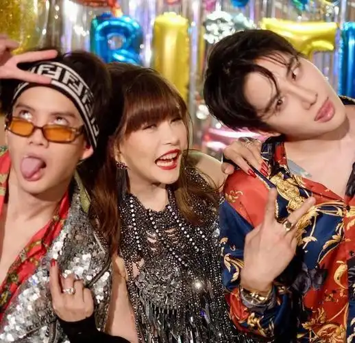 泰星小水与男友top分手mike为母庆生送700万豪车