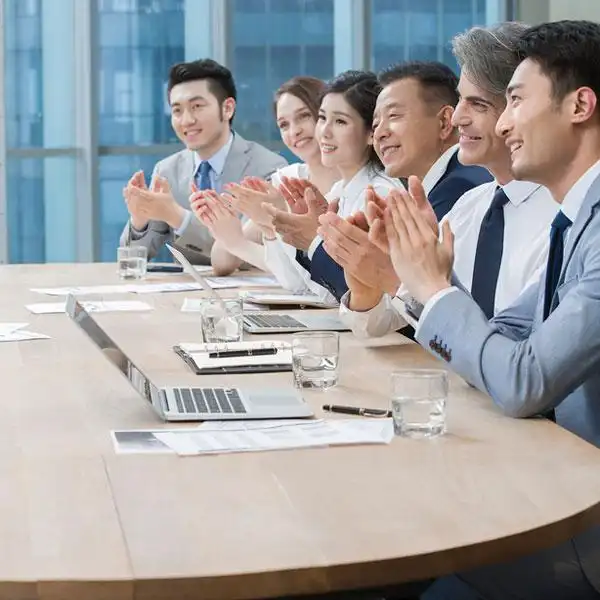 商务人士在会议室开会