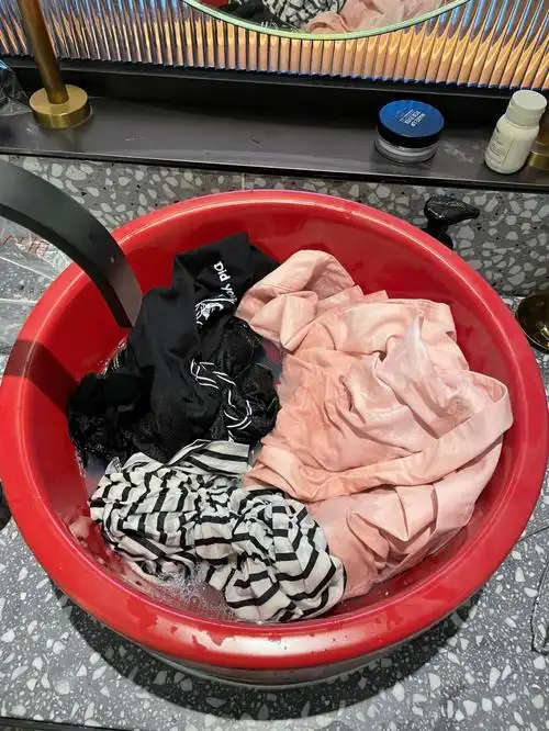 懒星人手洗衣服