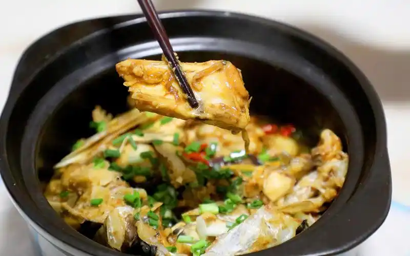 砂锅鱼头 小伙第一次做 鱼头这样煲出来味道果然不懒 特别嫩