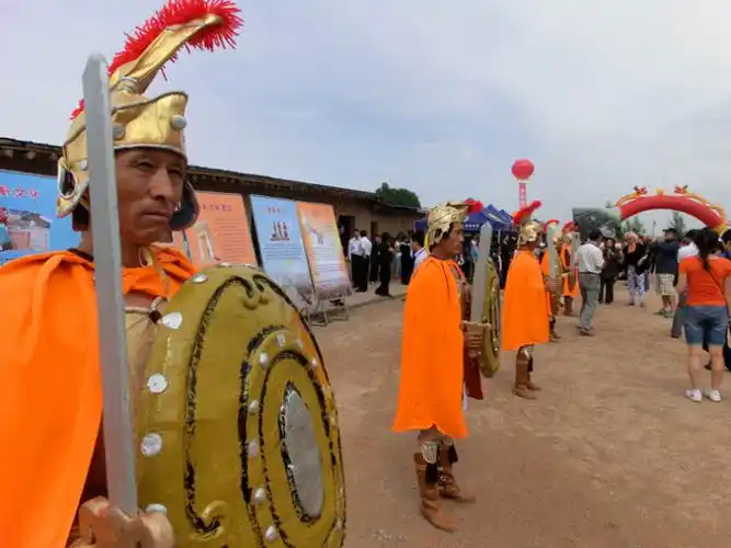 手拿古罗马盾牌的骊靬人,拍于者来寨现场