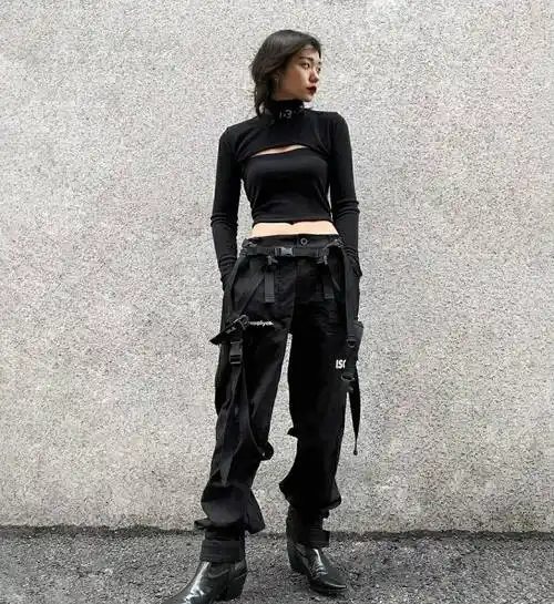 虽然有些复杂加花哨,但是效果却是最好的,很man很帅气,穿在女生身上更