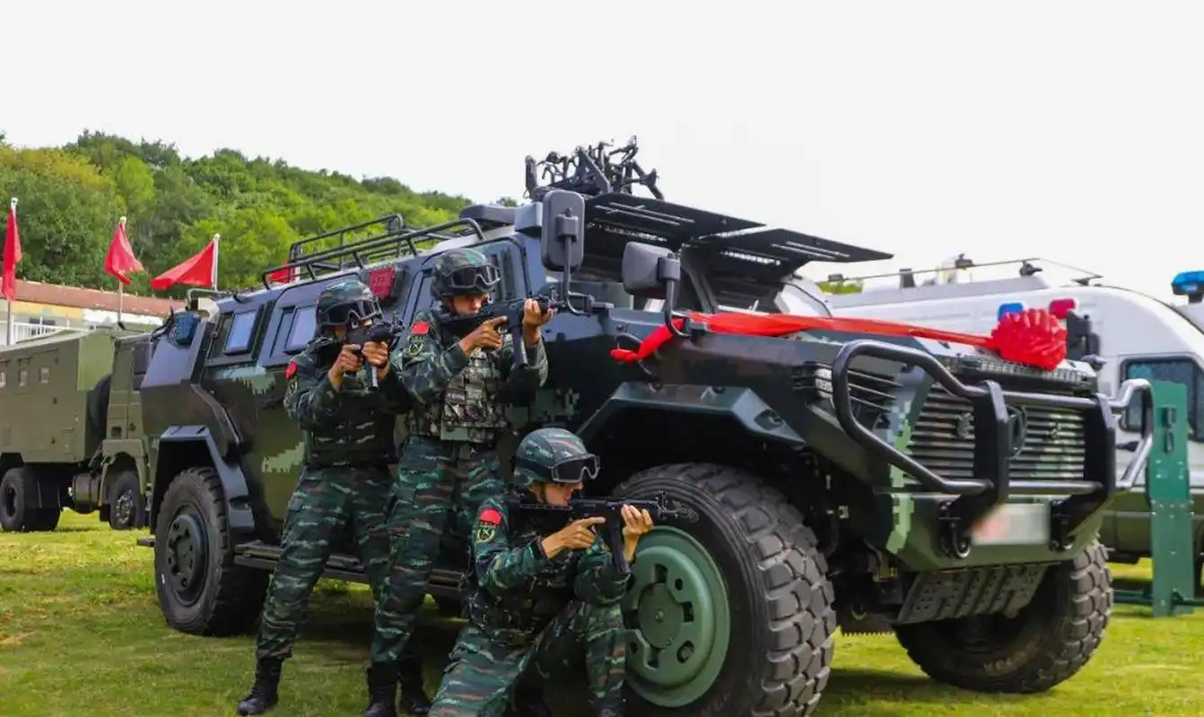 江苏武警镇江支队隆重举行授装仪式,接装的武器装备有新冲和猛士突击