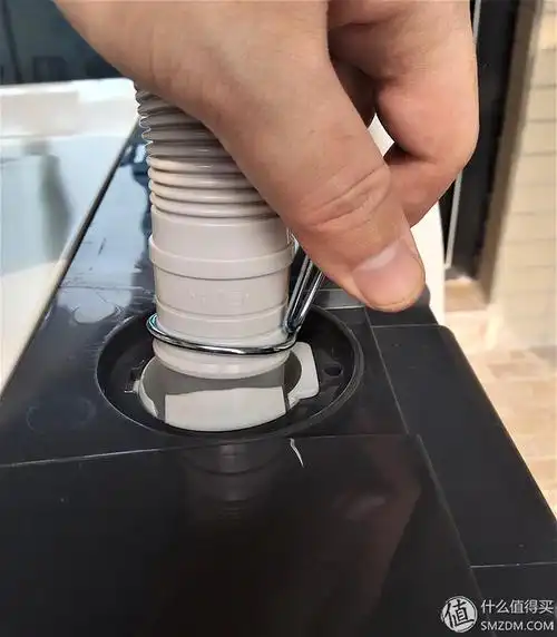 排水管一侧连接洗衣机上的出水孔,再用金属卡扣卡紧防止脱落.