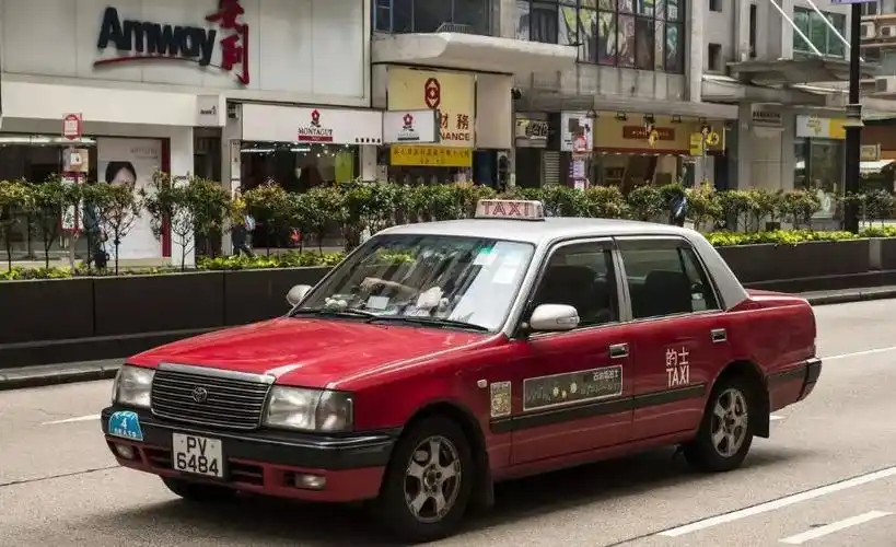 1,在香港,出租车有三种颜色红色绿色和蓝色红色的出租车可以跑新界