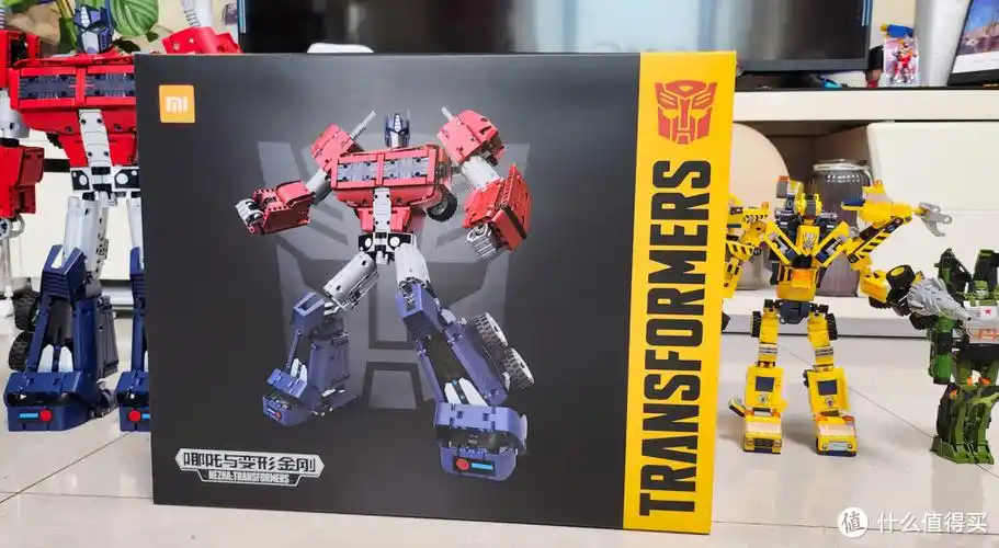 右侧是汽车人的英文单词和典型徽标,下面的"哪吒与变形金刚"我没搞