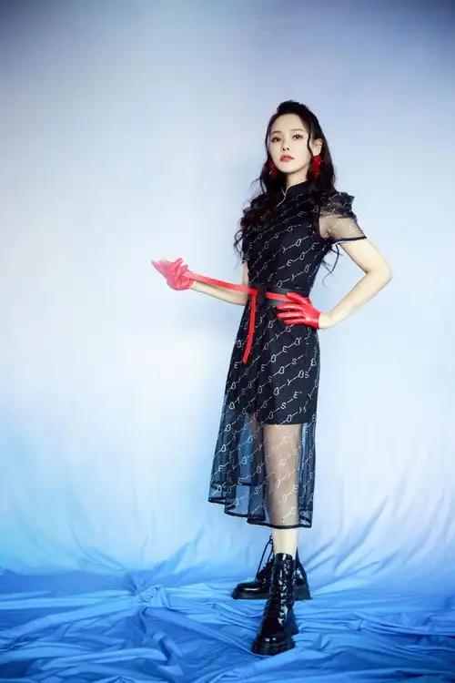 52岁伊能静仍像少女印花衬衫打结时髦吸睛长发飘飘也太显嫩了