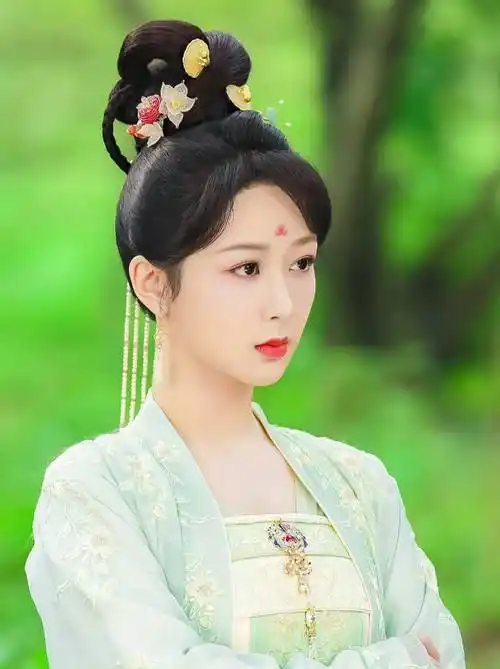 今年暑假,杨紫主演的电视剧《长相思》获得了很不错的成绩,很多人对于