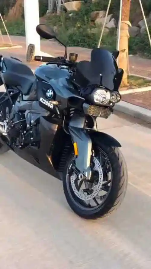黑色宝马k1300r机车展示,机车手表示车不错