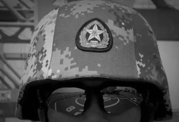 这位大帅哥就是中国海军陆战队!