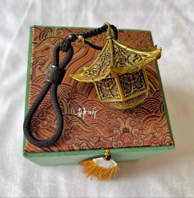 那是一只青铜的铃铛.