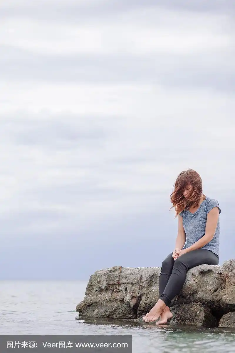 在海边独自忧伤的女人