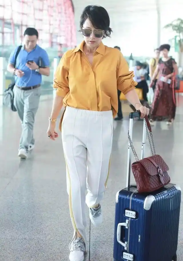 海清真懂潮流色,黄色衬衫配"奶油裤",气质高级尽显商务魅力
