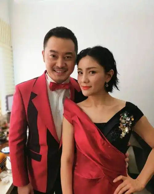 胡可晒出沙溢跑步照片调皮询问老公减肥效果互动甜蜜幸福