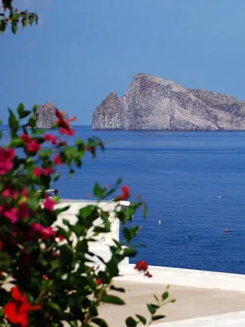 低调的地中海夏日时尚之岛