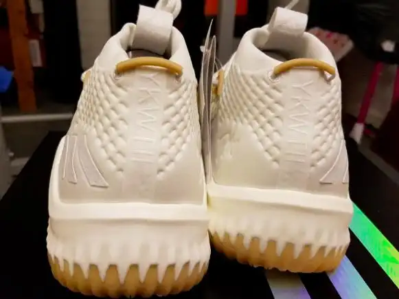 利拉德4白生胶开箱测评 阿迪达斯dame4实物细节赏析