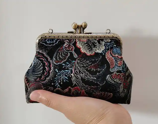 曾经很喜欢很喜欢的款,双层口金分别收纳,拿在手上