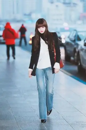 lisa的机场穿搭保暖又时尚,羊羔毛外套搭配牛仔裤,清新又俏丽