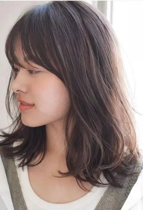 高端流行齐肩发打消土气线条柔靓女生卷发展示