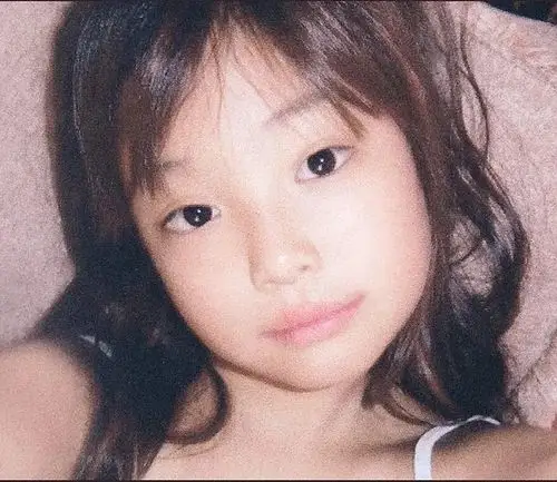 才知道金珍妮双眼皮是割的.